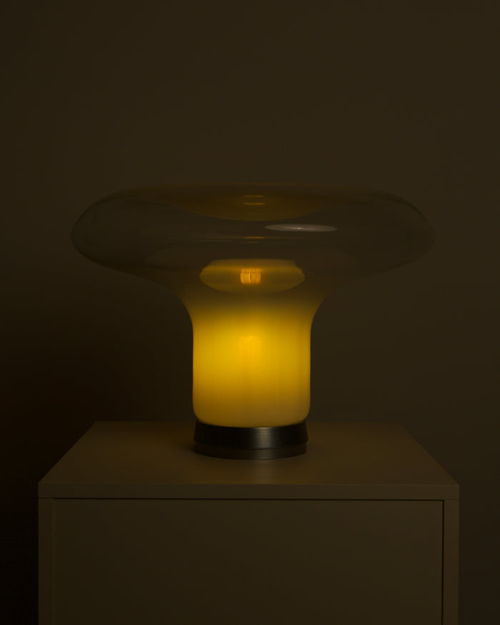 Lampe Lesbo d'Angelo Mangiarotti allumée